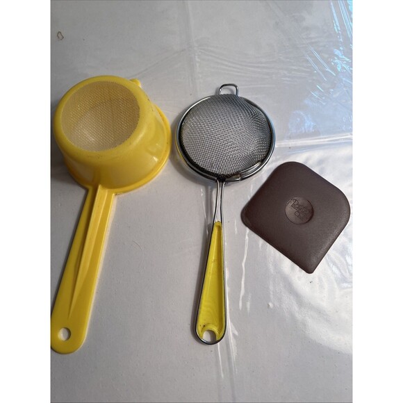 1 Vintage Hand Held Strainer Sifter 1 Plastic Strainer/1 Pampered Chef Pan Scrap - Picture 3 of 6